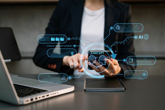 スマホで生成AIを利用している女性の手元