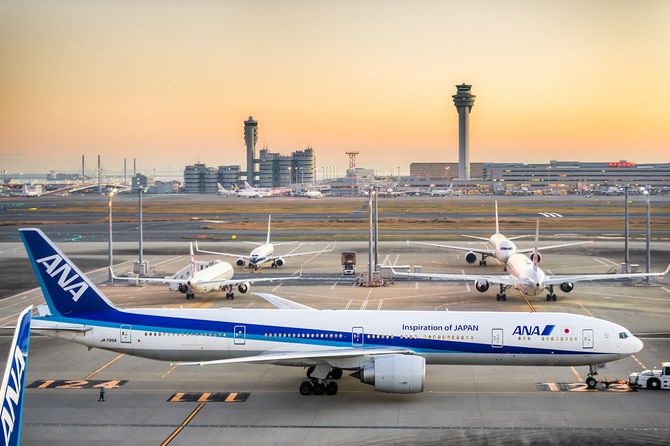 羽田空港で待機する飛行機