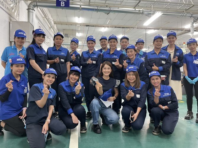 タイ工場の従業員と松本めぐみさん