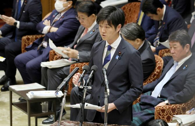 院予算委員会で、答弁する鈴木憲和農林水産相=2025年11月10日午後、国会内