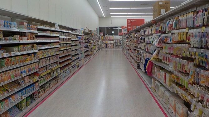 西松屋の店舗内。衣料品はすべてハンガーで陳列されている。