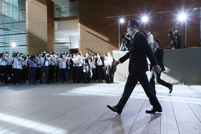 国会で第100代首相に指名され、官邸に入る自民党の岸田文雄総裁