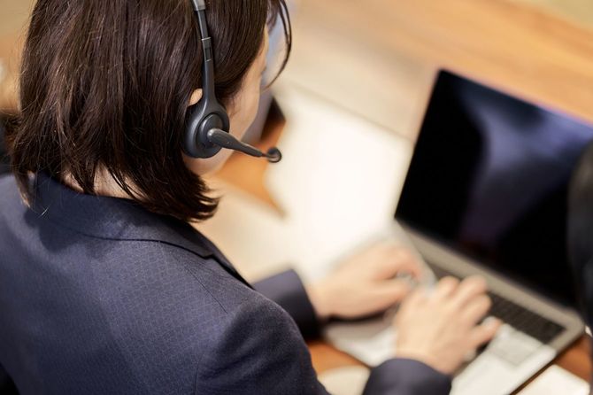 顧客センターで対応するビジネスパーソン