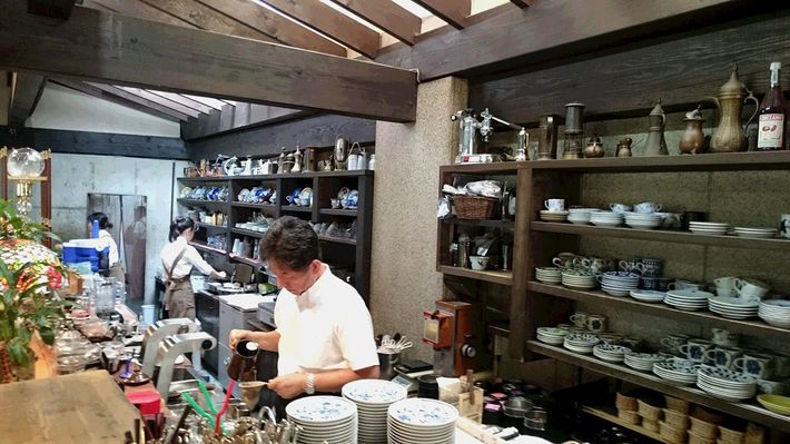 本店のカウンターで作業する父親の誉志男さん