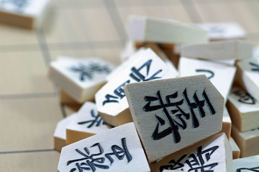 将棋盤の上に将棋の駒