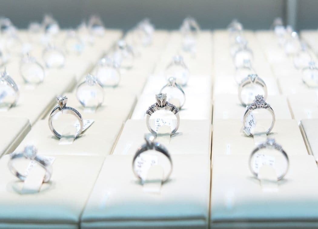 "指輪は給料3カ月分"を信じる新婦の哀れ 企業の宣伝文句が常識になった経緯