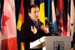 2009年2月、エルサレムで行われたイスラエル賞の受賞記念式典にて講演する村上春樹氏。国際的にも高い評価を得ている。