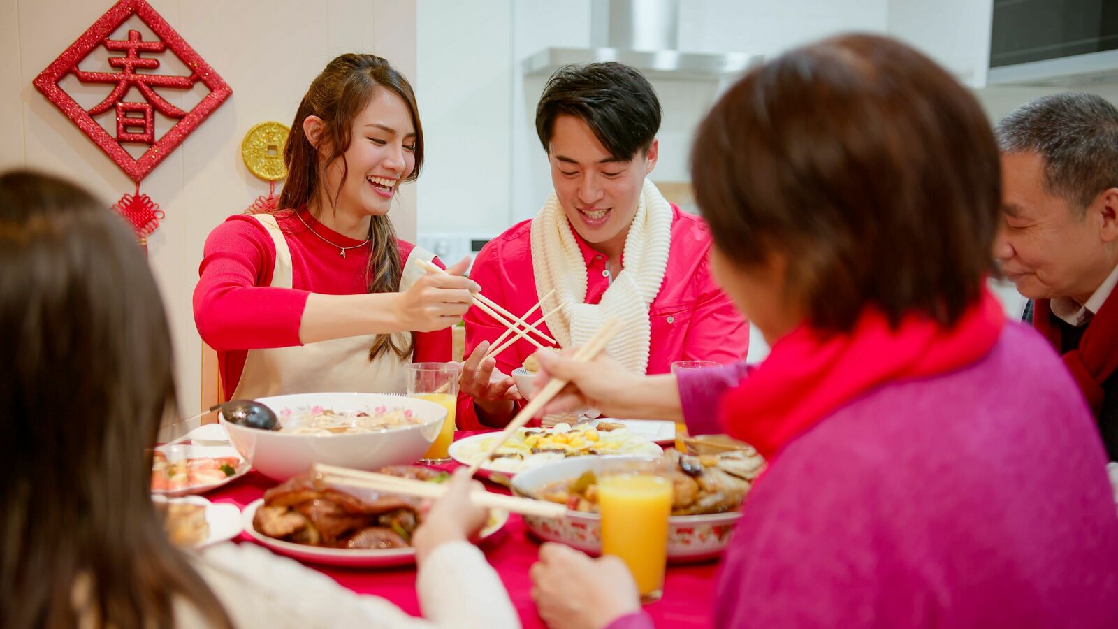 ｢日本のお正月｣を日本人以上に楽しんでいる…観光客でも留学生でもない｢日本語が話せない中国人たち｣の正体 「日本人が入れない経済圏」が広がっている