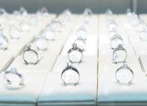 "指輪は給料3カ月分"を信じる新婦の哀れ