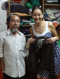 ベトナムで“修行中”の星田さん。ジャケット職人さんと