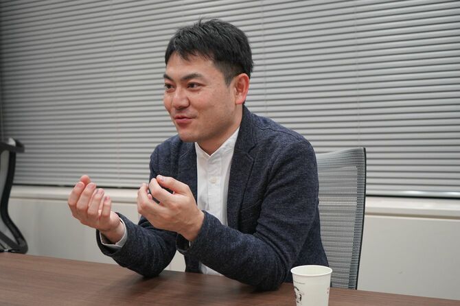 プレジデント社でインタビューに応じる安田峰俊氏