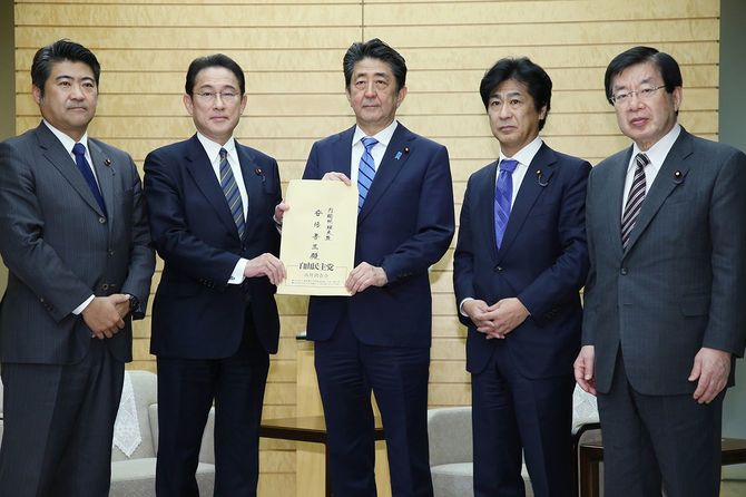自民党の岸田文雄政調会長（左から2人目）らから新型コロナウイルス関連の提言を受け取る安倍晋三首相（同3人目）