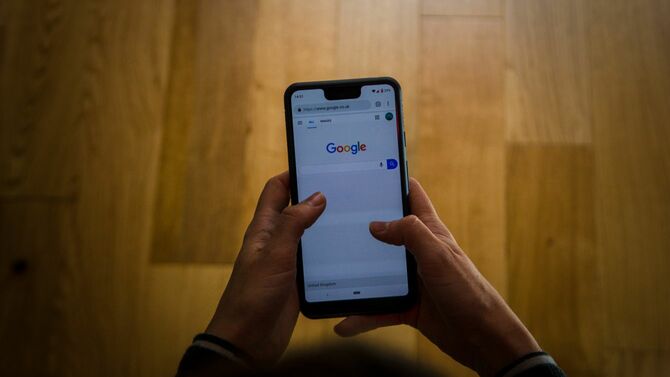 Google Pixel 3 XLでグーグル検索しようとしている人の手元