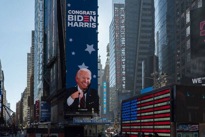 2020年11月9日、マンハッタンのタイムズスクエアにはバイデン勝利を祝う広告