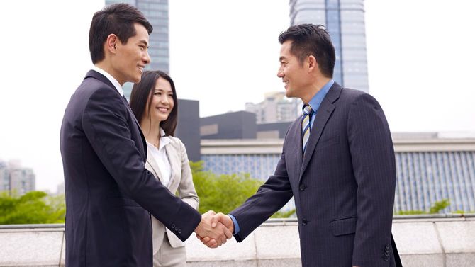 ビジネスパーソンが笑顔で握手