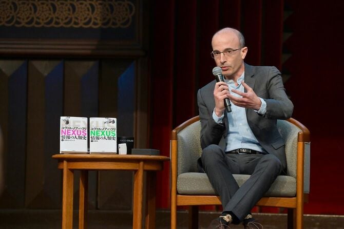 東京大学安田講堂で講演するハラリ氏(2025年3月)