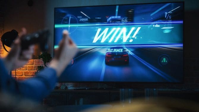 自宅でテレビゲームをする人