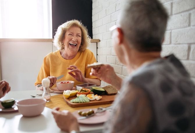 笑顔で食事を楽しむシニア女性たち