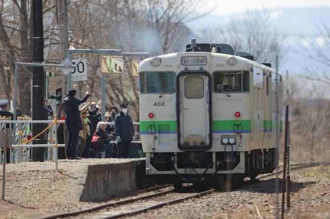 運行を終えるJR北海道・札沼線の最終列車=2020年4月17日、北海道新十津川町