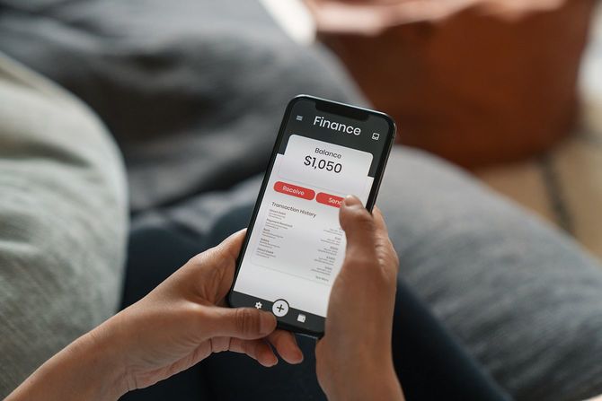 スマートフォンで金融アプリ