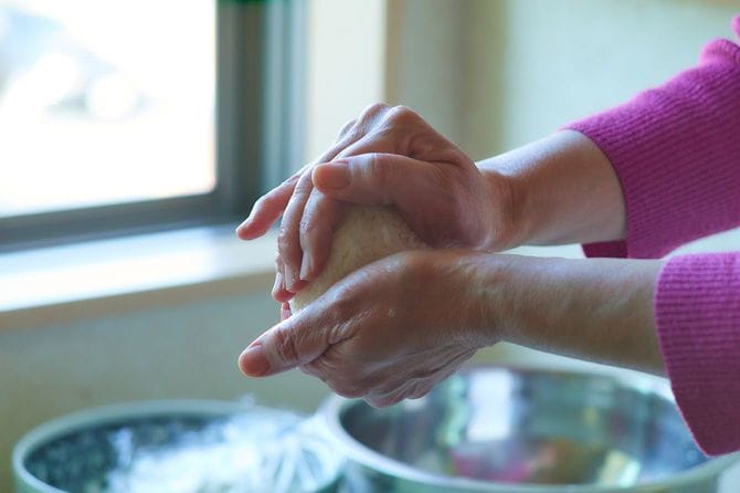 大妻女子大学家政学部の川口美喜子教授は「高齢者がご飯やパンを断つことはむしろ健康を損ねる」と指摘する〔引用=『100年栄養』(サンマーク出版)〕