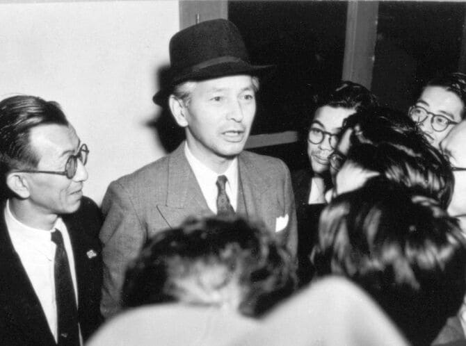 1950（昭和25）年5月22日、訪米を終え帰国し、記者団に語る首相特使の白洲次郎氏（中央帽子姿）＝羽田空港