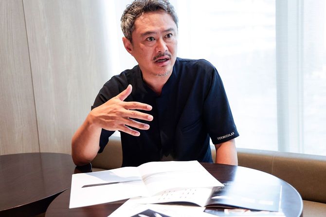 開発中だという柳刃包丁について語る土方氏。プロの料理人に向けて購入しやすい価格帯を考えているという