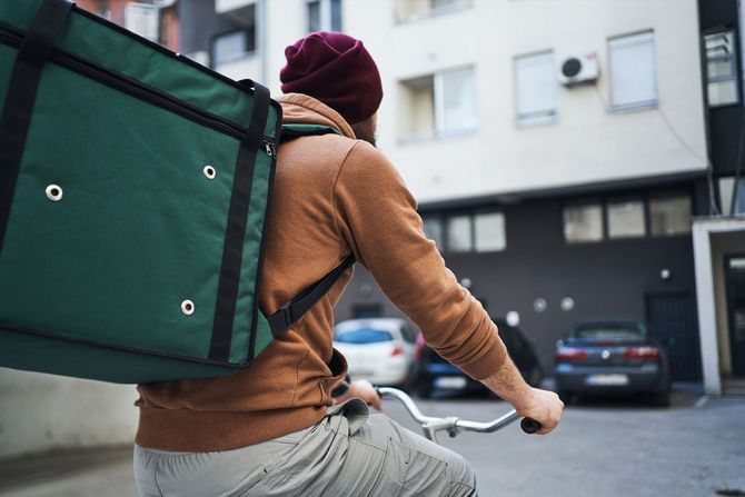 消費を切り詰め、2つ以上の仕事を掛け持ちしてしのいでいる(※写真はイメージです)