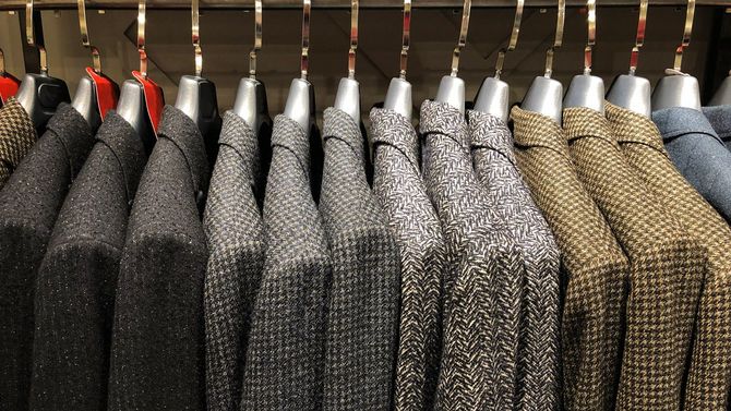 ラックにかかったたくさんのジャケット