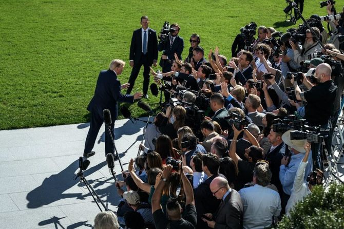 写真は、10月5日にホワイトハウスで記者団の質問に答えるトランプ氏