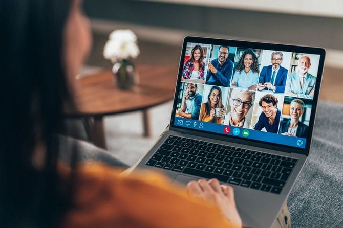 オンライン会議中の女性