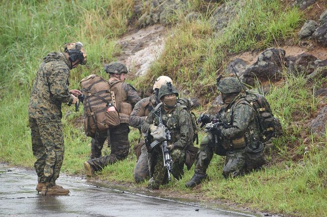 日仏米共同訓練「アーク21」で、市街地戦闘訓練に臨む陸上自衛隊とフランス陸軍＝2021年5月15日午後、宮崎、鹿児島両県にまたがる霧島演習場