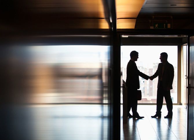 握手するビジネスマン