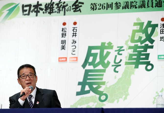 開票センターで記者会見する日本維新の会の松井一郎代表(大阪市長)=2022年7月10日夜、大阪市北区