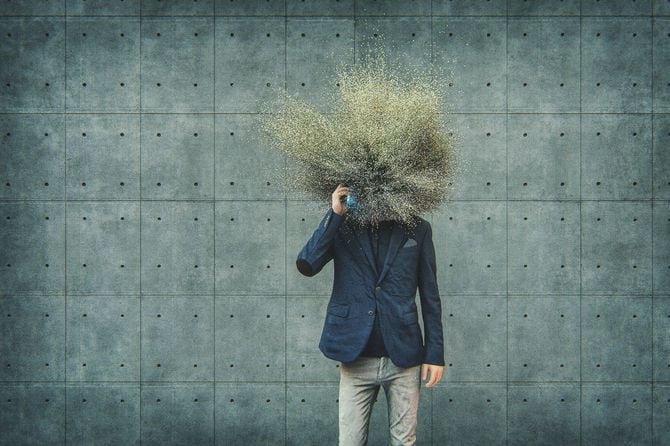 頭が爆発している男性