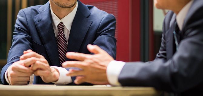 オフィスビルで会議を開く上級幹部とバシンズマン