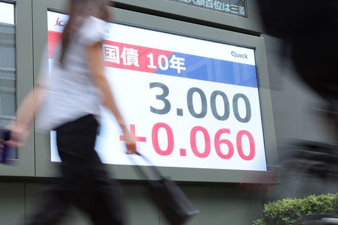 約30年ぶりに3.0%に上昇した長期金利を示すモニター=2026年9月1日午後、東京都中央区