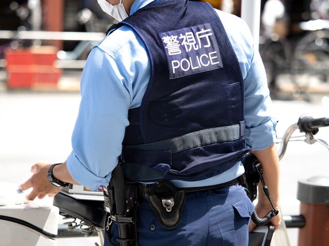 自転車を降りたおまわりさん