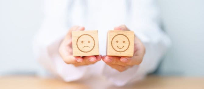 笑顔のブロックと不満な顔のブロック