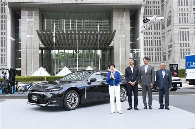 燃料電池タクシーとして都内で走行開始したクラウン=9月3日、都庁