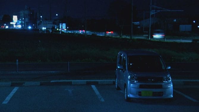 夜の駐車場に佇む車(※写真はイメージです)