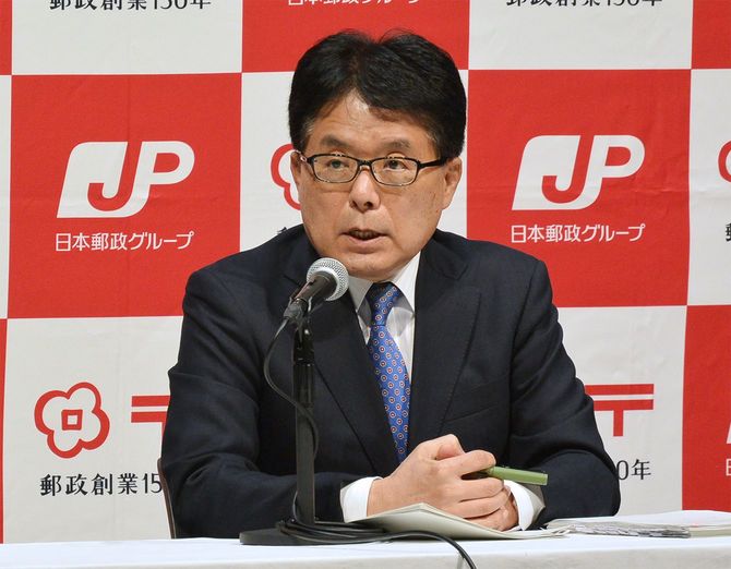 記者会見する日本郵政の増田寛也社長＝2021年10月1日午後、東京都千代田区