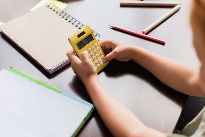 電卓と小さな子供