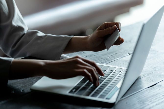 パソコンでネットショッピングをする人