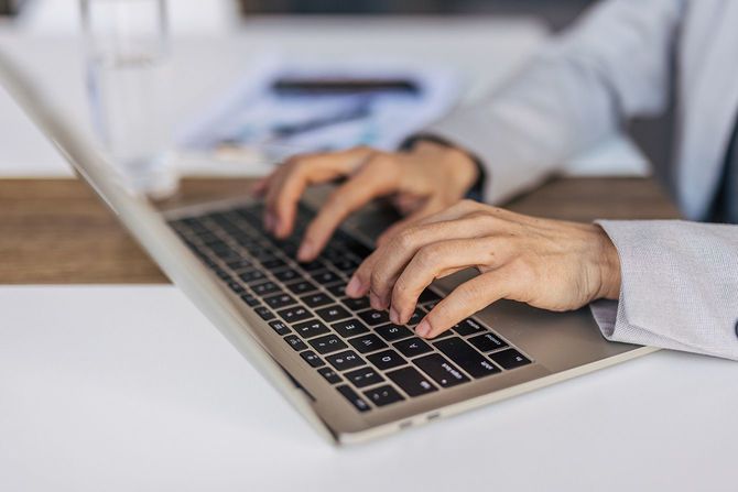 パソコンを使用する人の手元