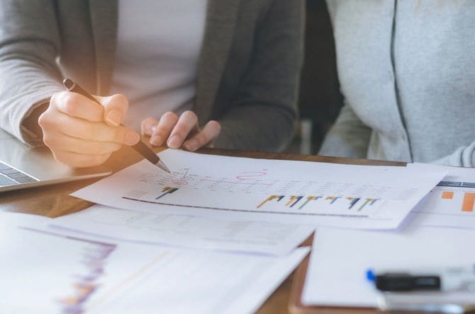 プロジェクトに取り組むビジネスマン