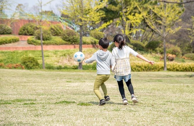 公園で遊ぶ子どもたちのイメージ