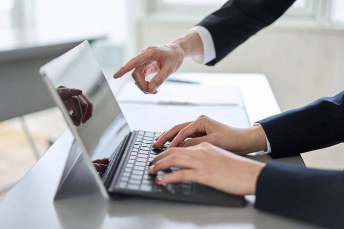 部下に指示する人