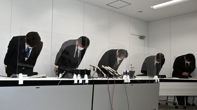 東京電力柏崎刈羽原発で不祥事が相次いでいることを受け、頭を下げ謝罪する東電の小早川智明社長（左から2人目）ら＝2021年4月7日、新潟市中央区