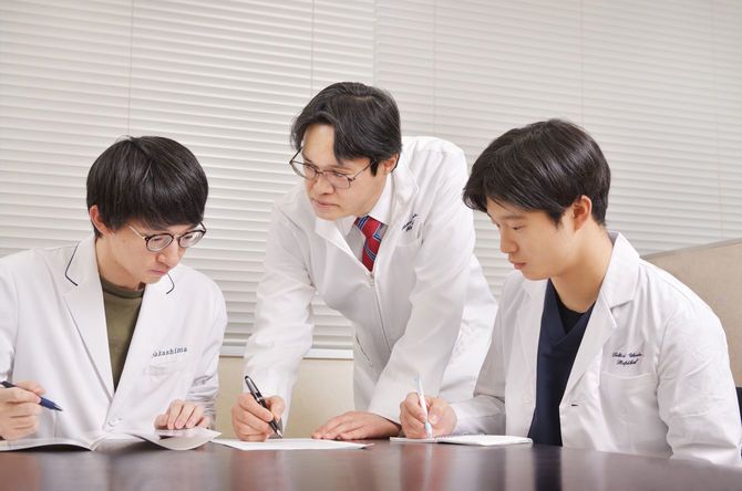 鳥取大学医学部附属病院 心臓血管外科 教授 吉川泰司さん(写真中央)
